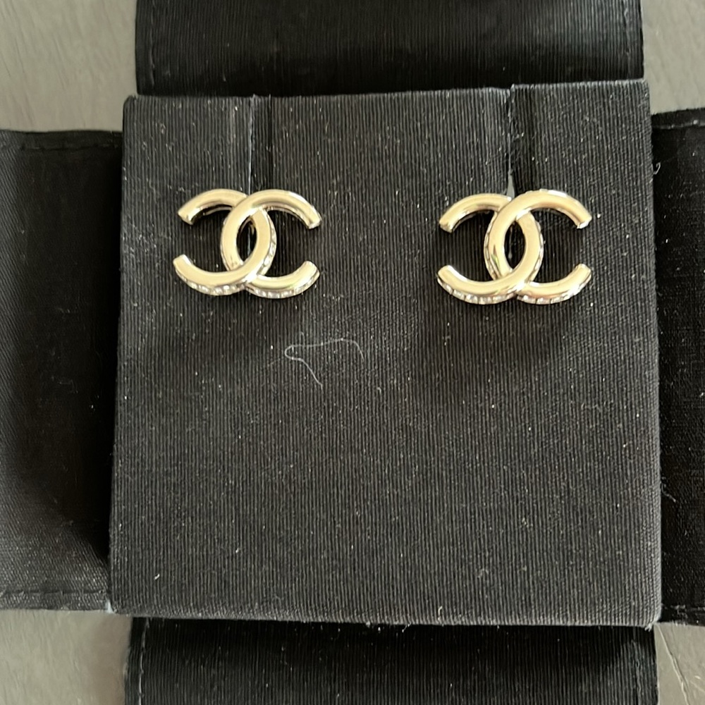 Gold Chanel earrings with crystals